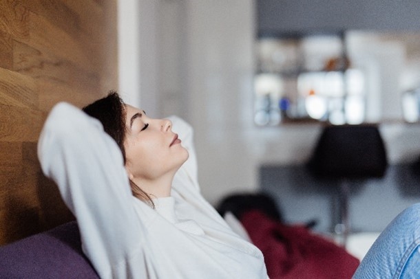 femme qui respire chez elle